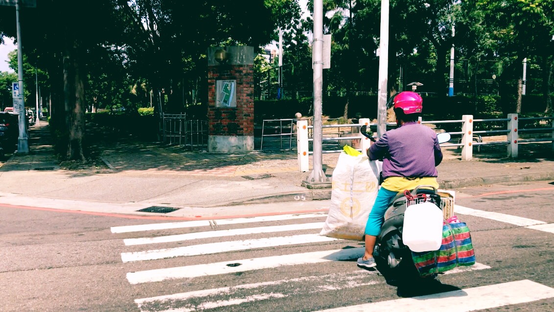 【陳夏民專欄】用機車拖著塑膠格的婦人